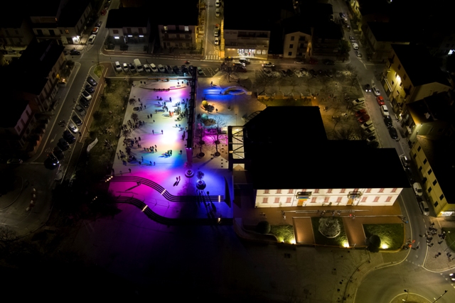 Montemurlo: piazza della Libertà s’illumina di blu