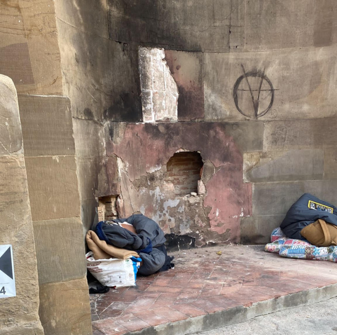 Danneggia a colpi di pietra un arco del porticato di Palazzo Pitti