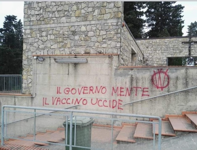 Scritte no vax al cimitero di Rocca. Il sindaco Calamai: “Gesto oltraggioso”