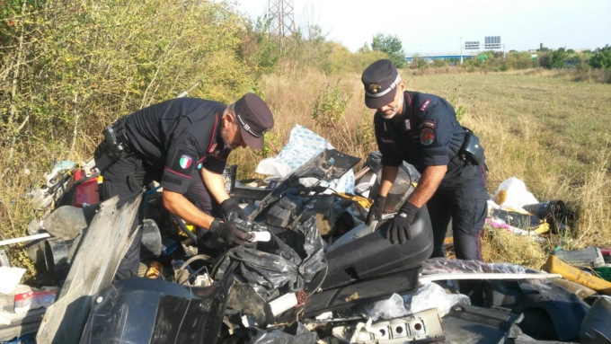 Abbandonati rifiuti pericolosi a Campi Bisenzio