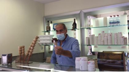 Guido Ballerini offeso pesantemente davanti ai clienti nella sua gelateria