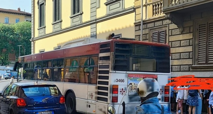 Manca il bus con la pedana: bimbo disabile non va in gita con i compagni