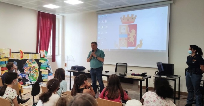 Pretendiamo legalità: giovani studenti a lezione con la Polizia di Stato