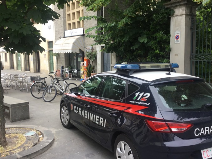 Rissa in piazza del Comune, uomo accoltellato, è vivo per miracolo: è bufera