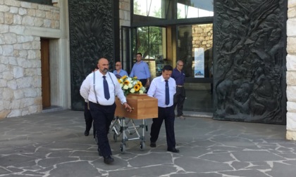 Centinaia di persone all’ultimo saluto di Emanuele Bacci