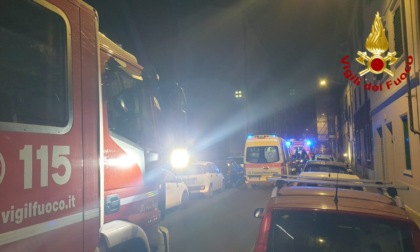 Incendio nella notte in un fondo commerciale: un intossicato