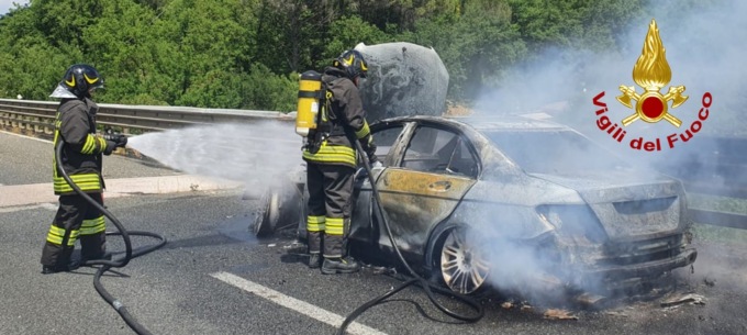 Auto va a fuoco sul raccordo autostradale