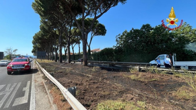Fiamme su viale Leonardo da Vinci vicino al distributore di benzina