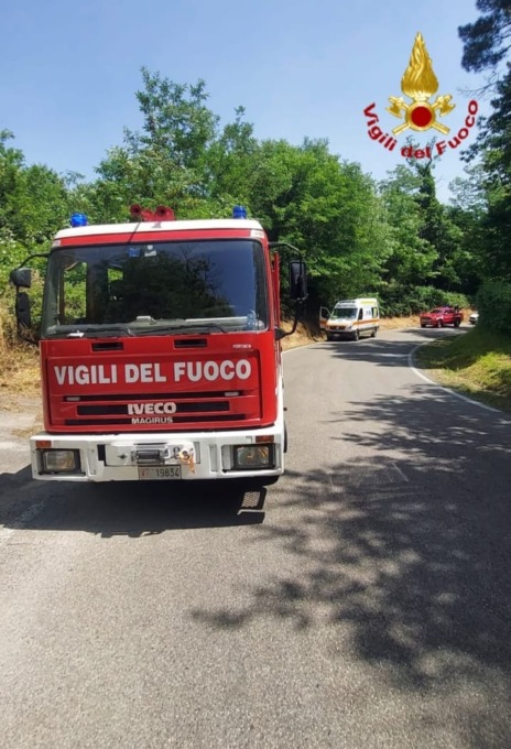Cade e si fa male nel suo giardino a Schignano: 79enne soccorso da vigili del fuoco e Misericordia