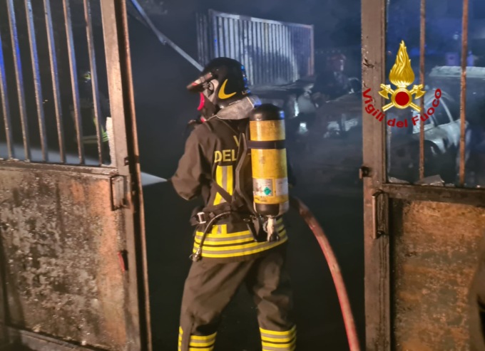 A fuoco officina meccanica a Campi Bisenzio