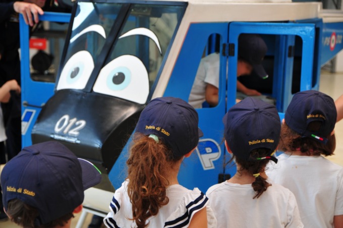 Bambini in visita al Reparto Volo della Polizia di Stato di Firenze