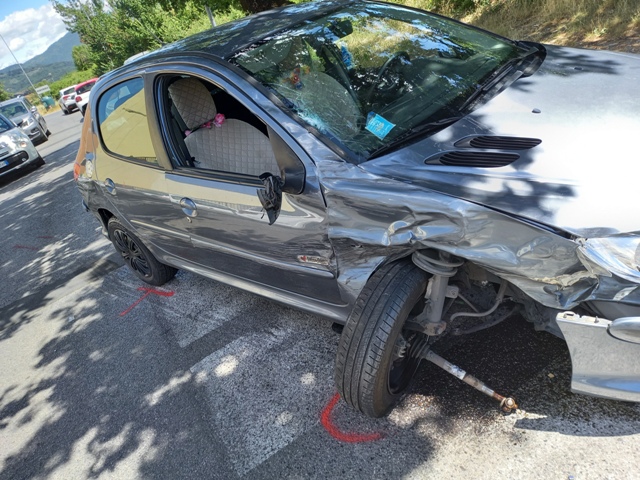  Perde il controllo dell’auto e finisce sulle auto in sosta