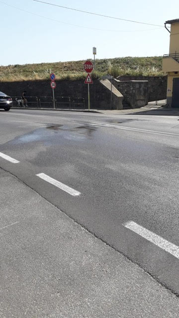 Via dell’Olmo, scooteristi a terra per colpa di una perdita d’acqua