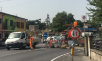 Lavori alla perdita d'acqua in via dell'Olmo dopo l'articolo sul nostro sito