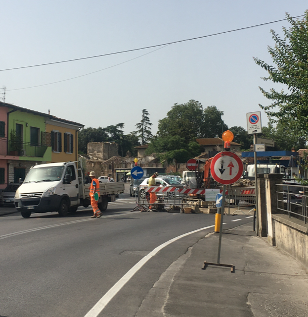 Lavori alla perdita d’acqua in via dell’Olmo dopo l’articolo sul nostro sito
