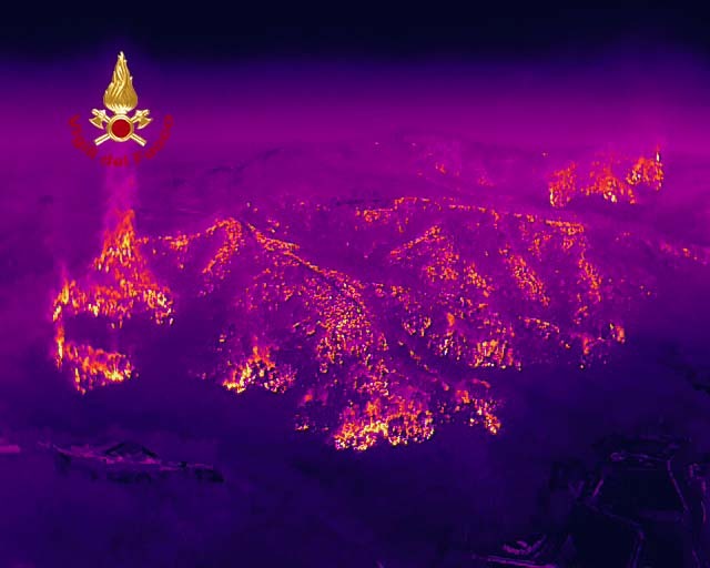 Incendio Massarosa, il rogo si allarga ad altre frazioni nella notte