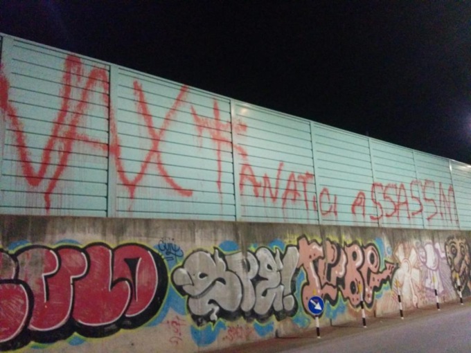 Imbrattata con scritte no vax la stazione di Rifredi