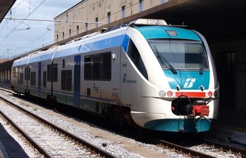 Lunga scia di sangue: morta una persona travolta da un treno 