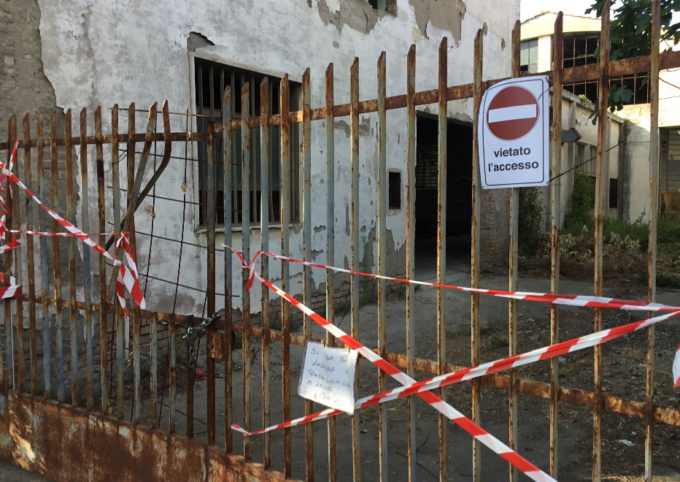 Bambino cade dal tetto di un vecchio edificio: le parole del padre