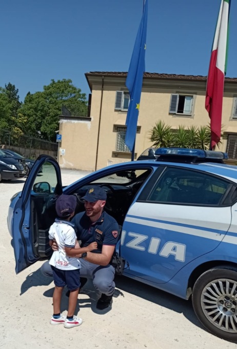 Rianimò un bambino precipitato da un palazzo a Sesto: il piccolo ha voluto incontrare il suo “eroe in divisa“