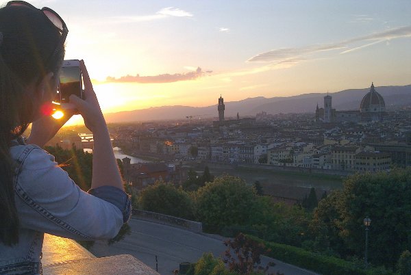 Scrive sul parapetto di Ponte Vecchio, turista multata dalla Municipale