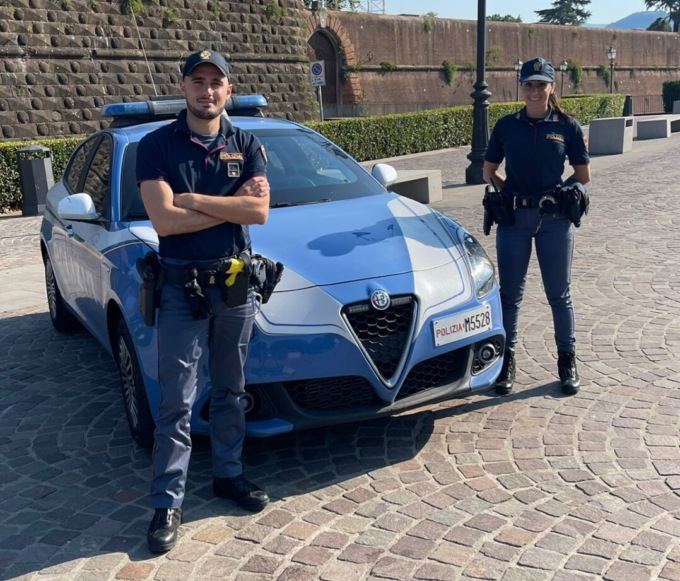 Agenti della Polizia di Stato si improvvisano “meccanici” e aggiustano la carrozzina di un anziano costretto a letto durante tutto il week-end