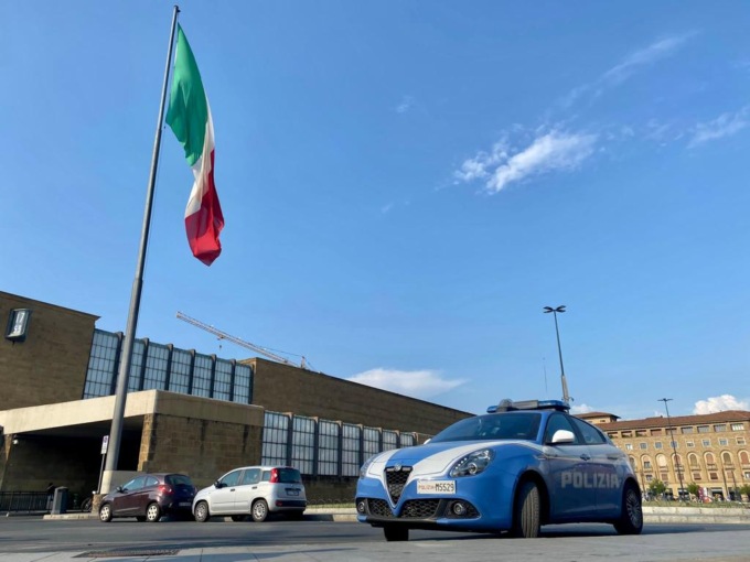 Minaccia seminudo i passanti: arrestato dalla Polizia