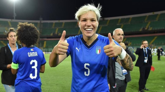 La calciatrice fiorentina Linari protagonista del libro “Azzurre – Storia della Nazionale femminile”