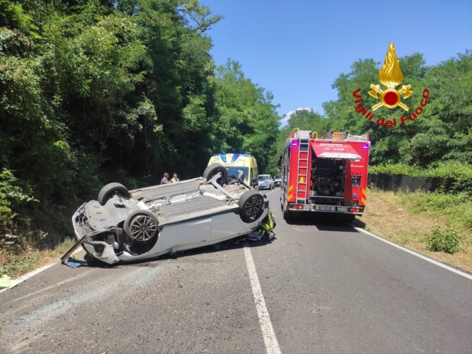 Incidente a Vaglia: auto si ribalta