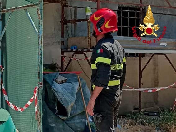 Crolla solaio di casa in ristrutturazione: soccorsa una donna