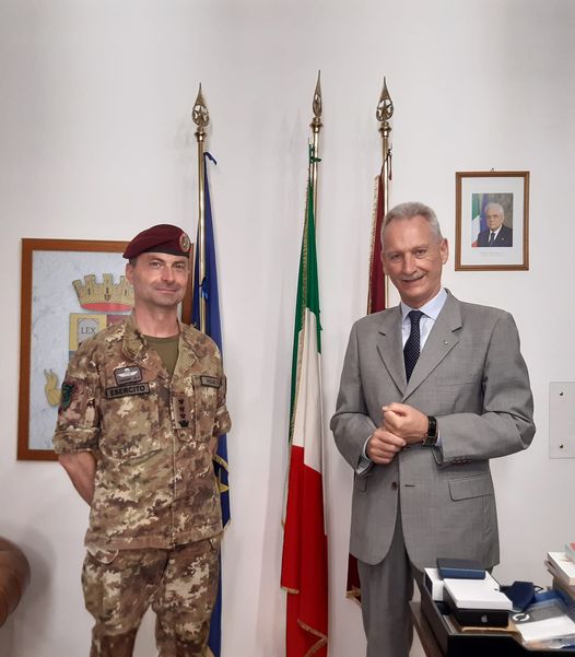 Il questore di Firenze  omaggia il colonello dell’Esercito Massimo Veggetti con un orologio della Polizia di Stato