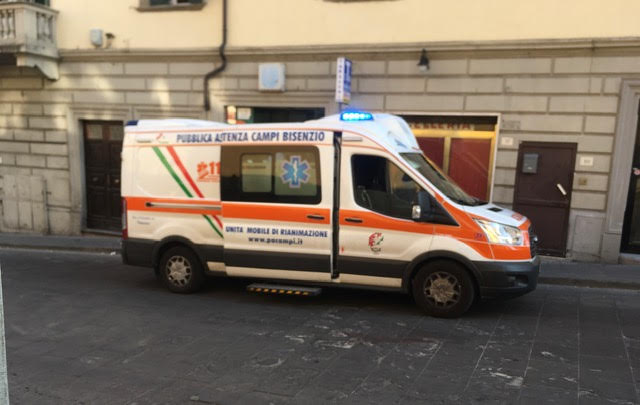 Colta da malore in una tabaccheria del centro storico a Campi