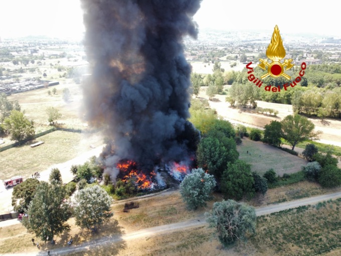 Paura a Firenze, vanno a fuoco alcune baracche abusive. Colonna di fumo visibile fino a Impruneta e in autostrada