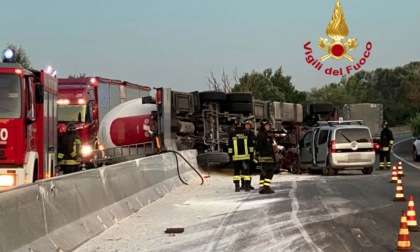Lunghe code sulla Fipili in direzione mare, ribaltato camion pieno di farina