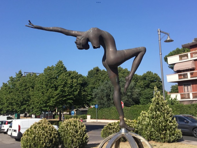 Spaccata la “Ballerina” di Antonio Manzi, il maestro: “Una violenza”