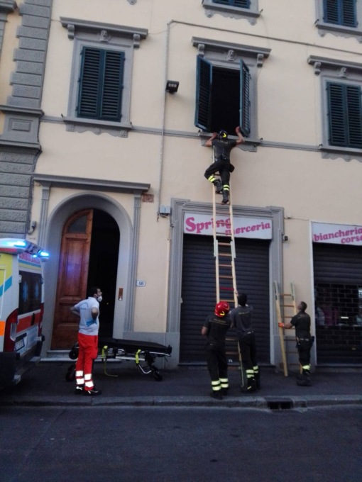 Anziana urla alla prime ore dell’alba e chiede aiuto: soccorsa da Vigili del Fuoco e 118