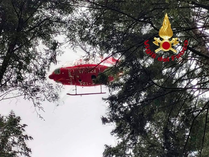 Tre anziane in difficoltà sul sentiero di Vallombrosa: soccorse dall’elicottero dei Vigili del Fuoco