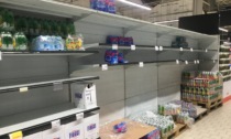 Anche nella Piana scaffali della Coop senza acqua