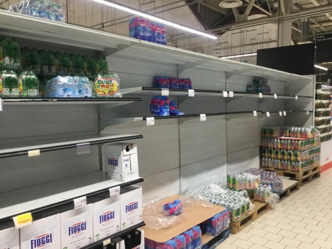Anche nella Piana scaffali della Coop senza acqua