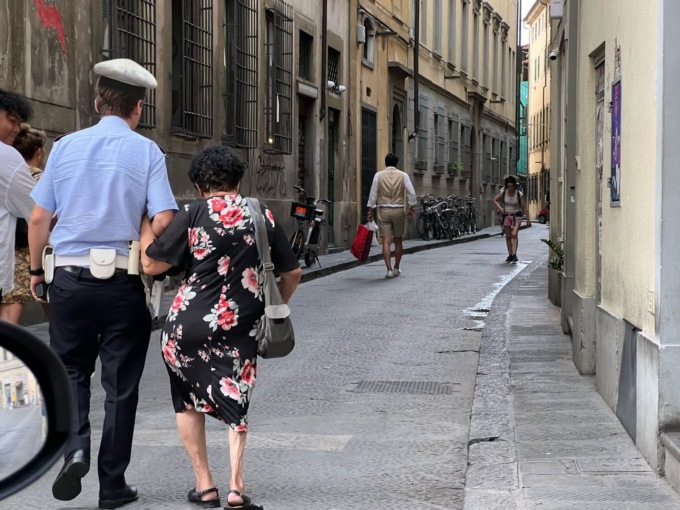 Signora novantenne si ‘perde’ in centro a Firenze, la Polizia municipale la accompagna