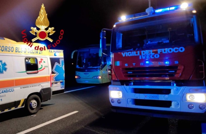 Inferno sull’A1, maxi tamponamento: un morto e  15 feriti 