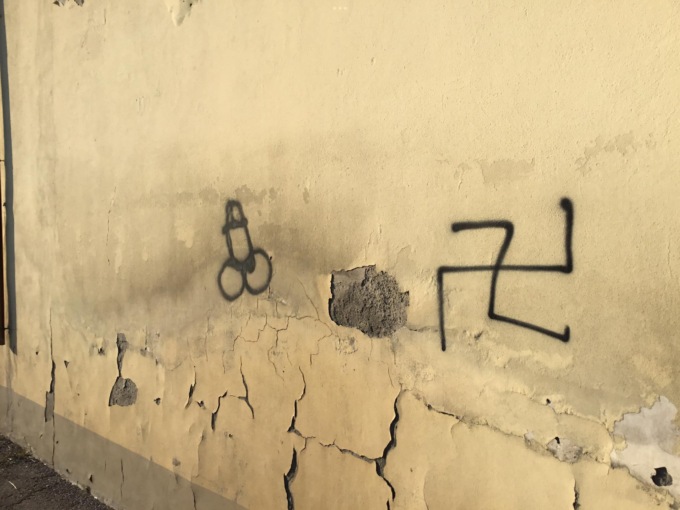 San Donnino in preda al degrado: svastica al cimitero, materassi abbandonati e spaccio di droga