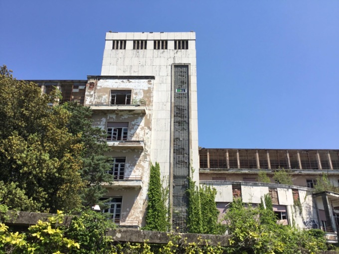 Ancora violente azioni vandaliche all’interno dell’ex Banti: l’Asl valuta una nuova denuncia in Procura