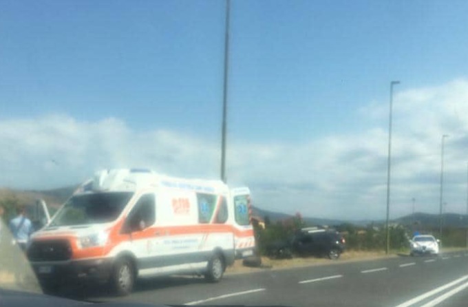 Nuovo incidente su viale Allende: una macchina finisce fuori strada, un ferito