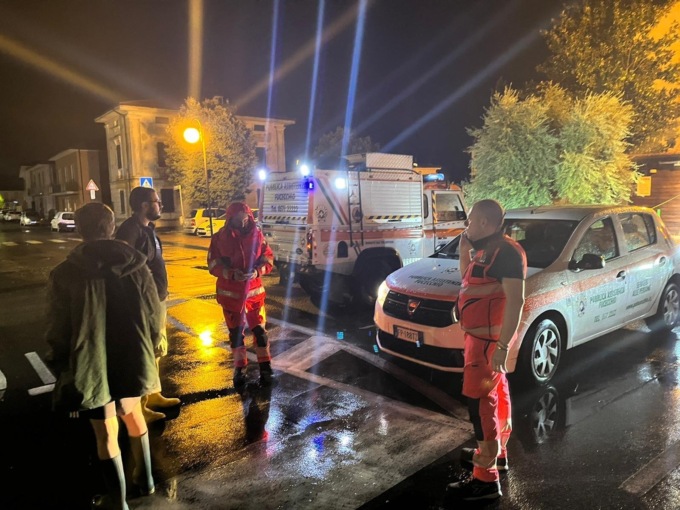 Maltempo a Stabbia, i residenti offendono  i volontari: “Avete attrezzature del 1500”