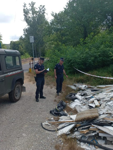 Mobilia abbandonata in via Chiella a Campi