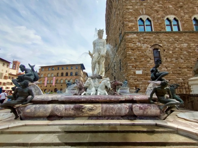 Tenta per la seconda volta di entrare nella fontana del Nettuno, denunciato e daspo urbano