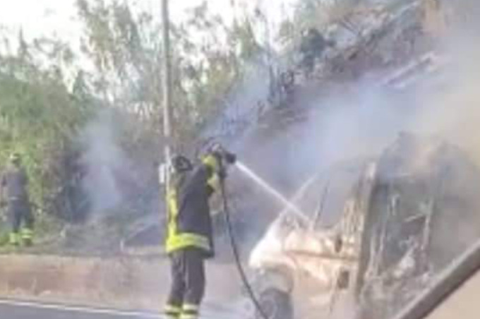A fuoco un furgone frigo allo svincolo autostradale Firenze Nord: le fiamme colpiscono anche un canneto