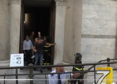 Bambina disabile ha realizzato il sogno di salire in cima alla torre di Pisa