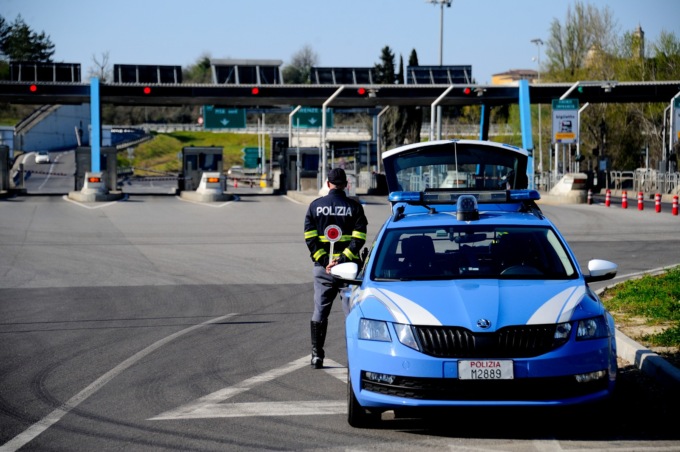 Alla guida dell’auto con la targa rubata: fermato dalla Polizia di Stato